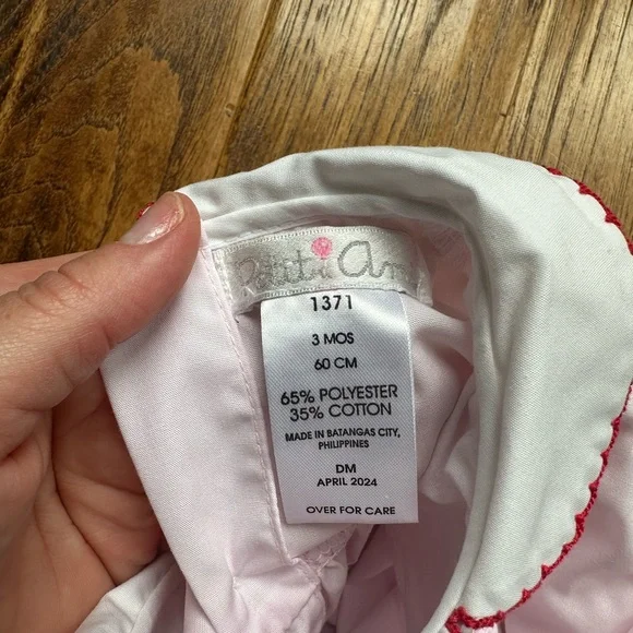 Petit Ami Girls Christmas Smocked Santa Diaper Set 3mo - Picture 4 of 4